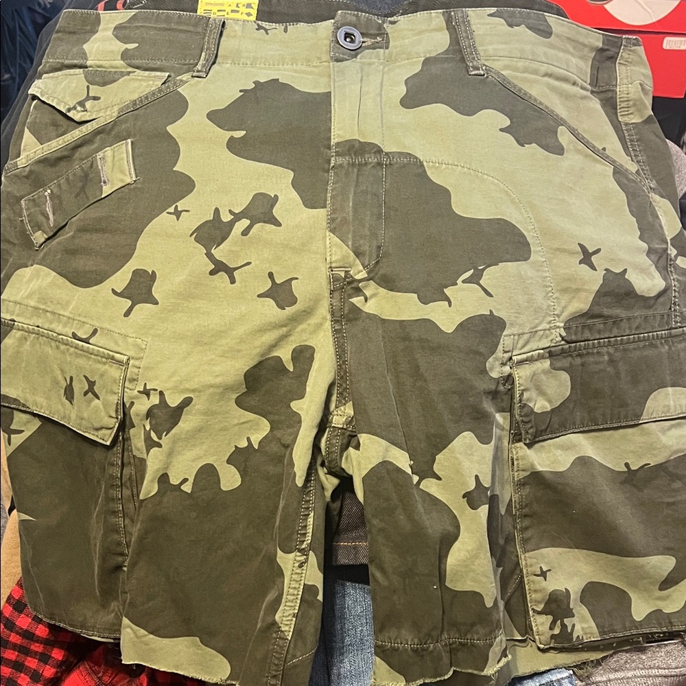 G-STAR RAW CARGO GREEN CAMO SHORTS SIZE 38
